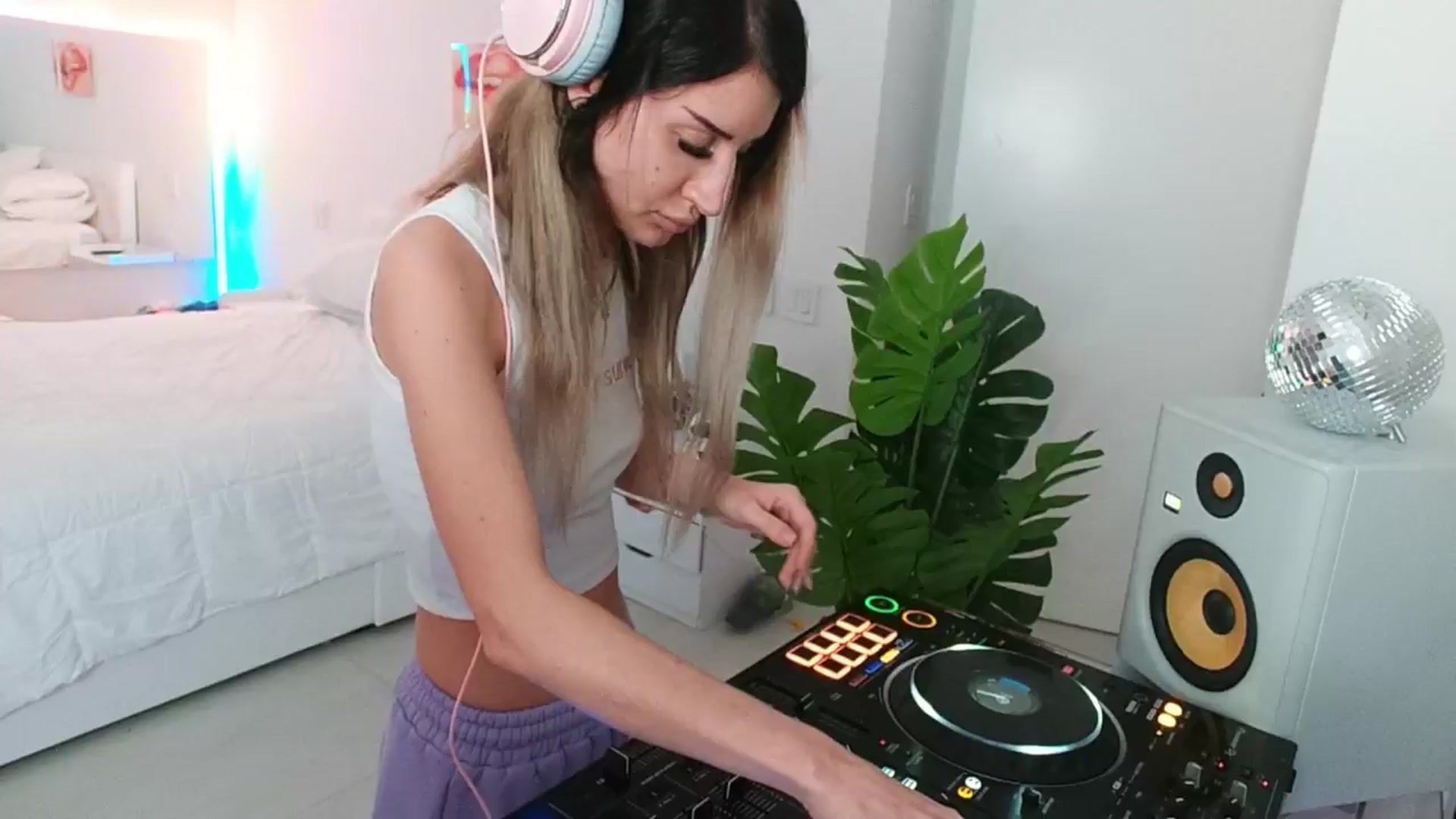 Gallery image thumbnail from Selerah's myfreecams stream on, 01/02/2025, 24:49 image 4 of 20