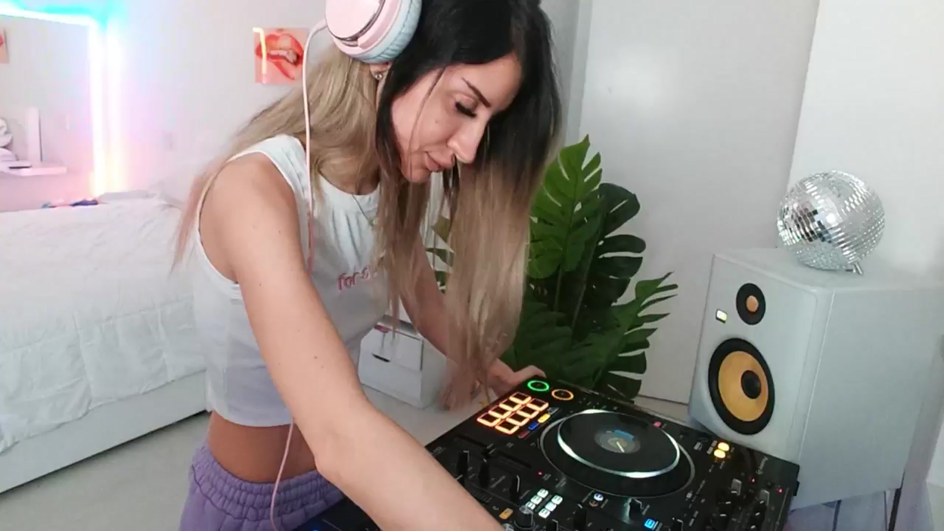 Gallery image thumbnail from Selerah's myfreecams stream on, 01/02/2025, 24:49 image 13 of 20