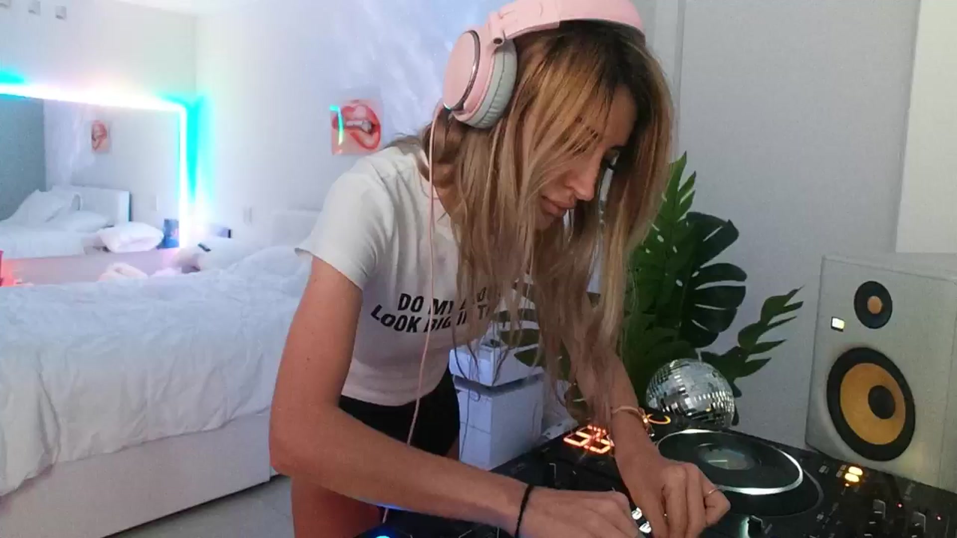 Gallery image thumbnail from Selerah's myfreecams stream on, 01/29/2025, 23:51 image 1 of 20