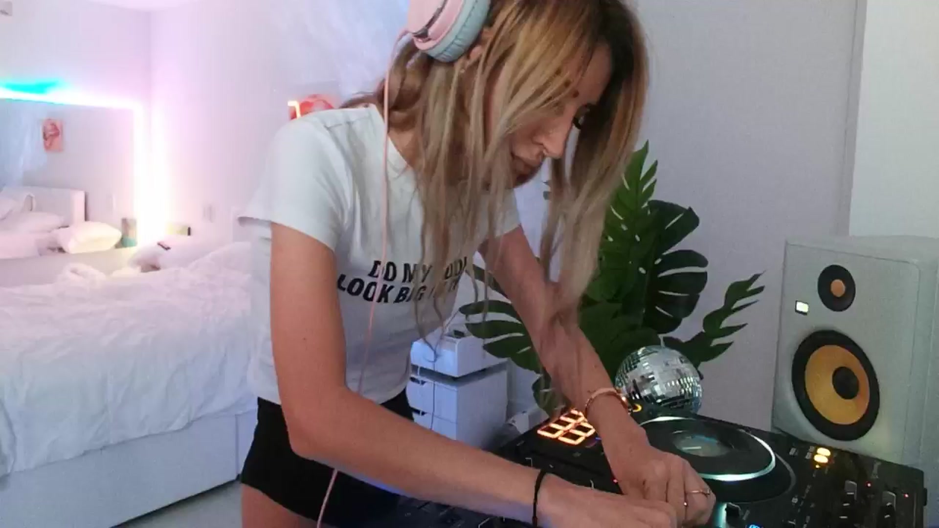 Gallery image thumbnail from Selerah's myfreecams stream on, 01/29/2025, 23:51 image 2 of 20