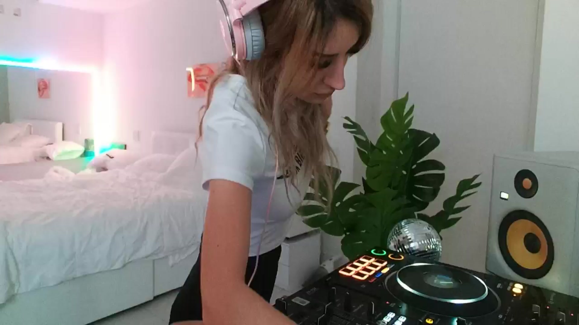 Gallery image thumbnail from Selerah's myfreecams stream on, 01/29/2025, 23:51 image 15 of 20