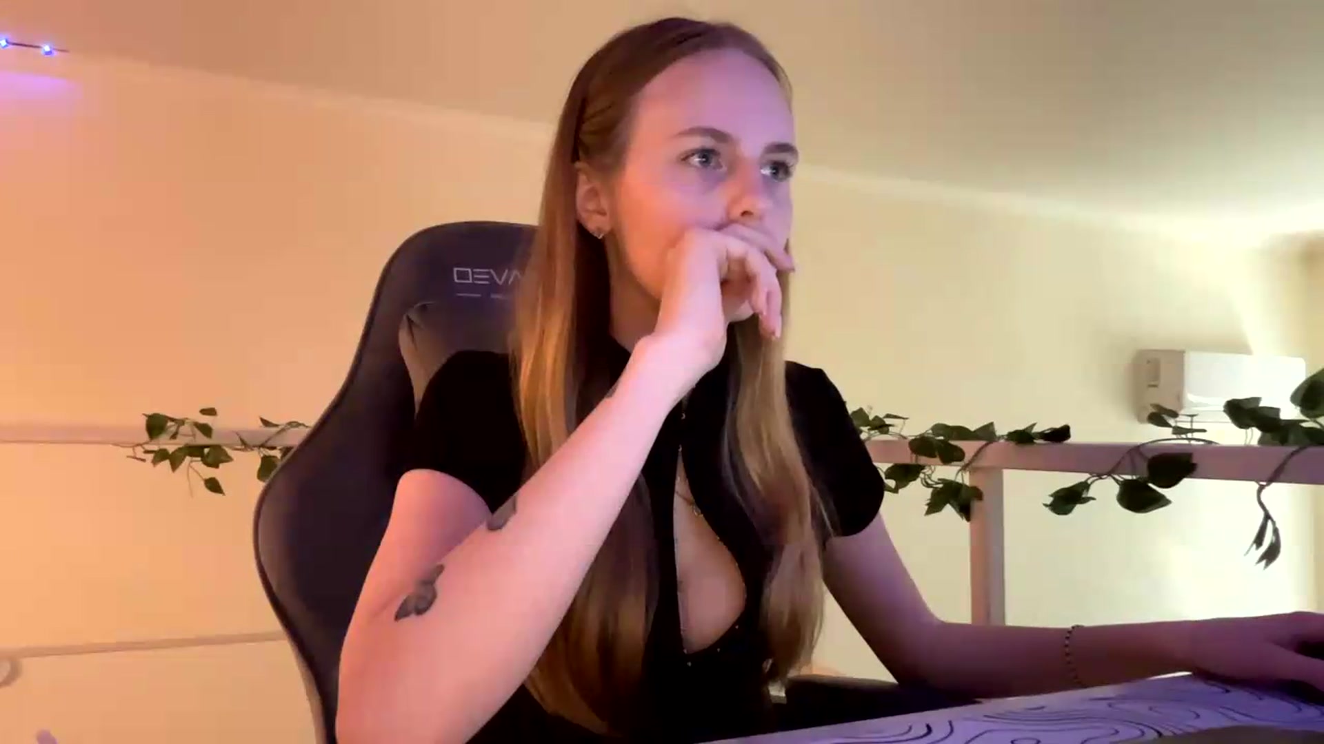 Gallery image thumbnail from SelinaMynx's myfreecams stream on, 06/07/2026, 15:01 image 13 of 20