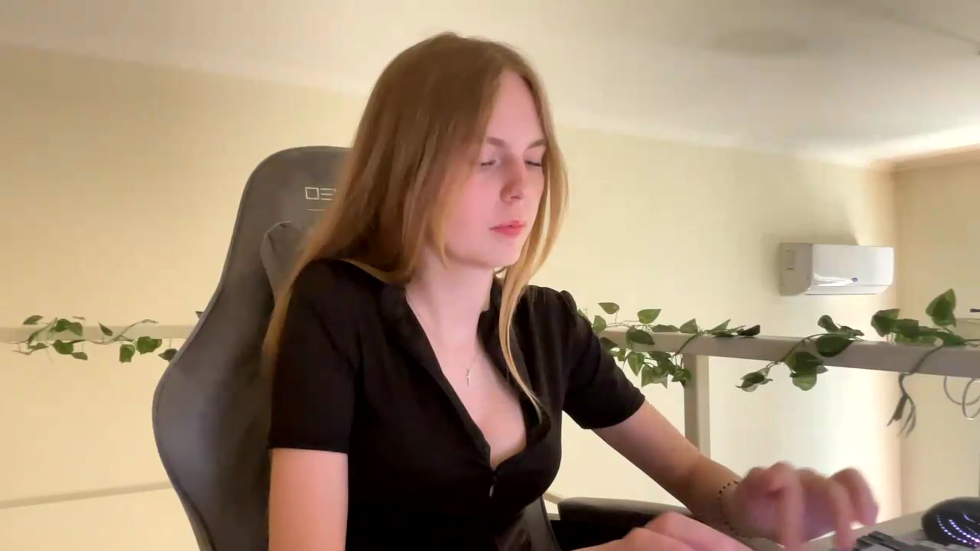 Gallery image thumbnail from SelinaMynx's myfreecams stream on, 06/14/2026, 12:04 image 17 of 20