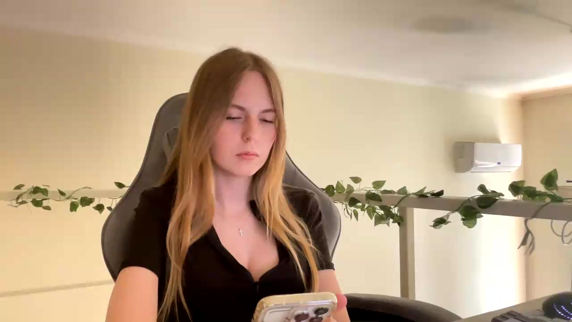 Gallery image thumbnail from SelinaMynx's myfreecams stream on, 06/14/2026, 12:04 image 14 of 20