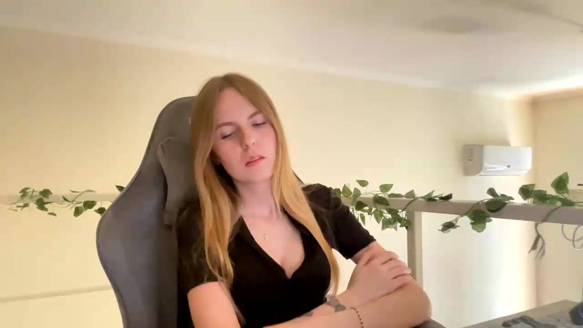 Gallery image thumbnail from SelinaMynx's myfreecams stream on, 06/14/2026, 12:04 image 6 of 20