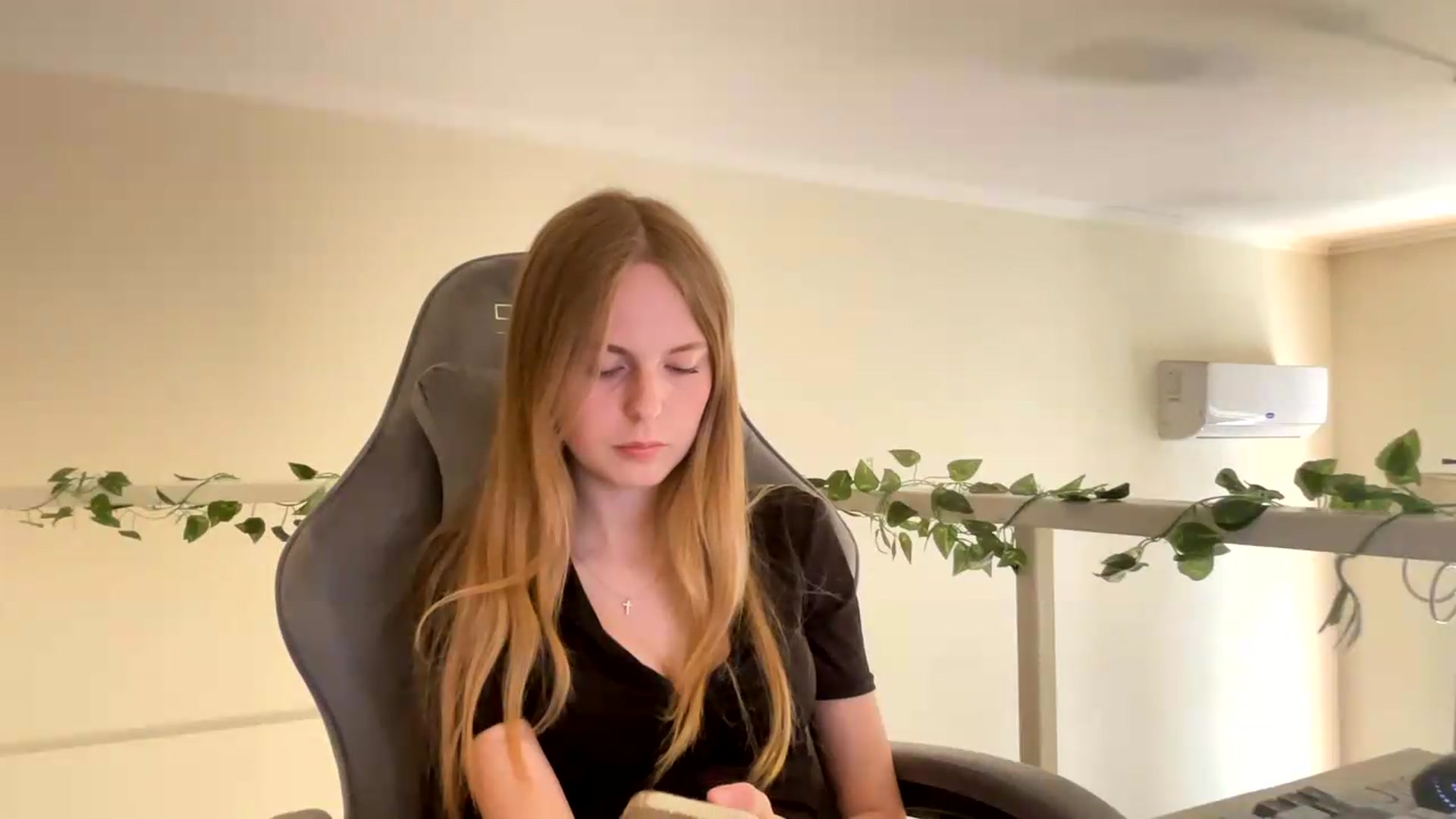Gallery image thumbnail from SelinaMynx's myfreecams stream on, 06/14/2026, 12:04 image 7 of 20