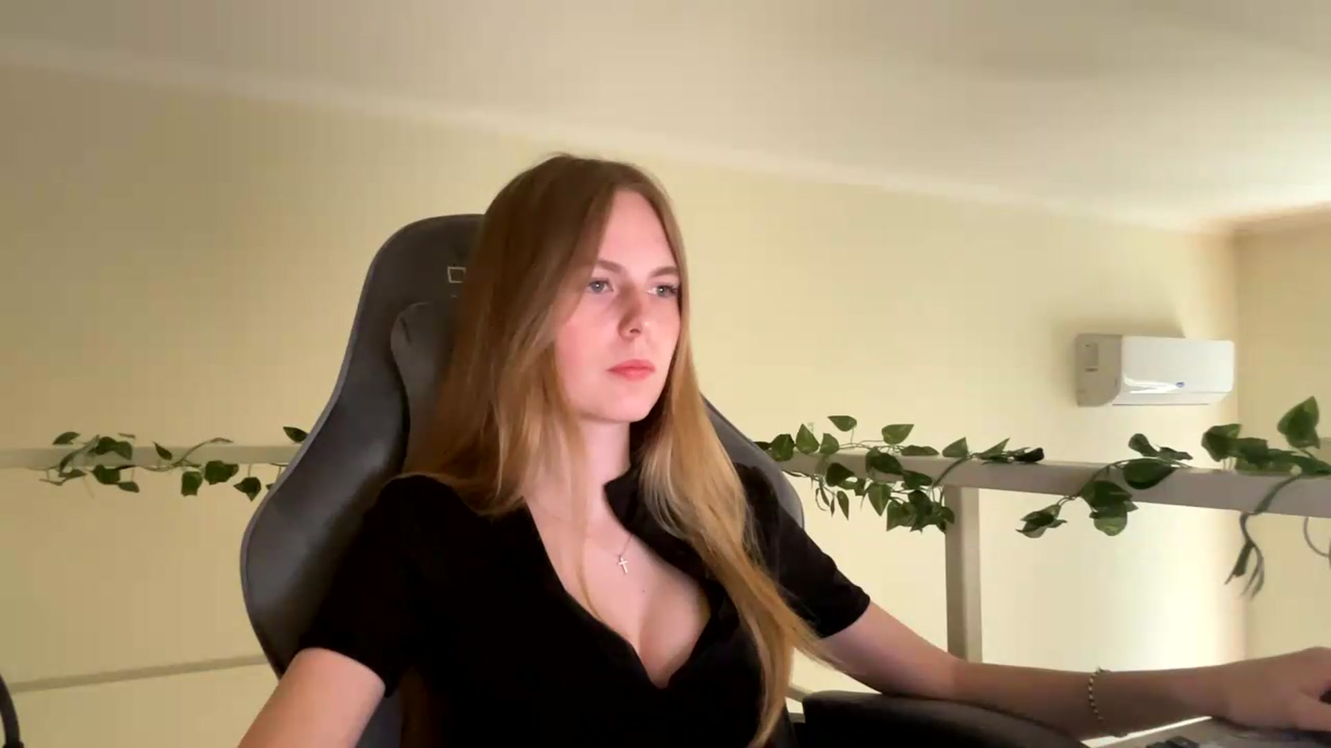 Gallery image thumbnail from SelinaMynx's myfreecams stream on, 06/14/2026, 13:25 image 16 of 20