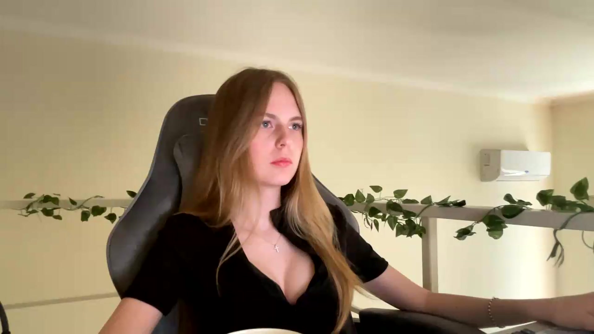 Gallery image thumbnail from SelinaMynx's myfreecams stream on, 06/14/2026, 13:25 image 15 of 20