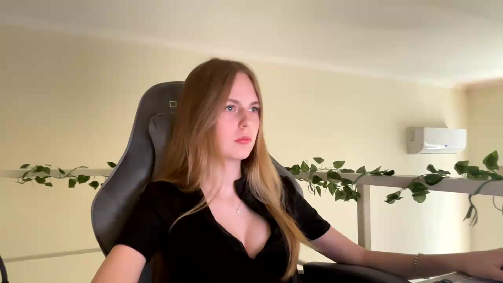 Gallery image thumbnail from SelinaMynx's myfreecams stream on, 06/14/2026, 13:25 image 13 of 20