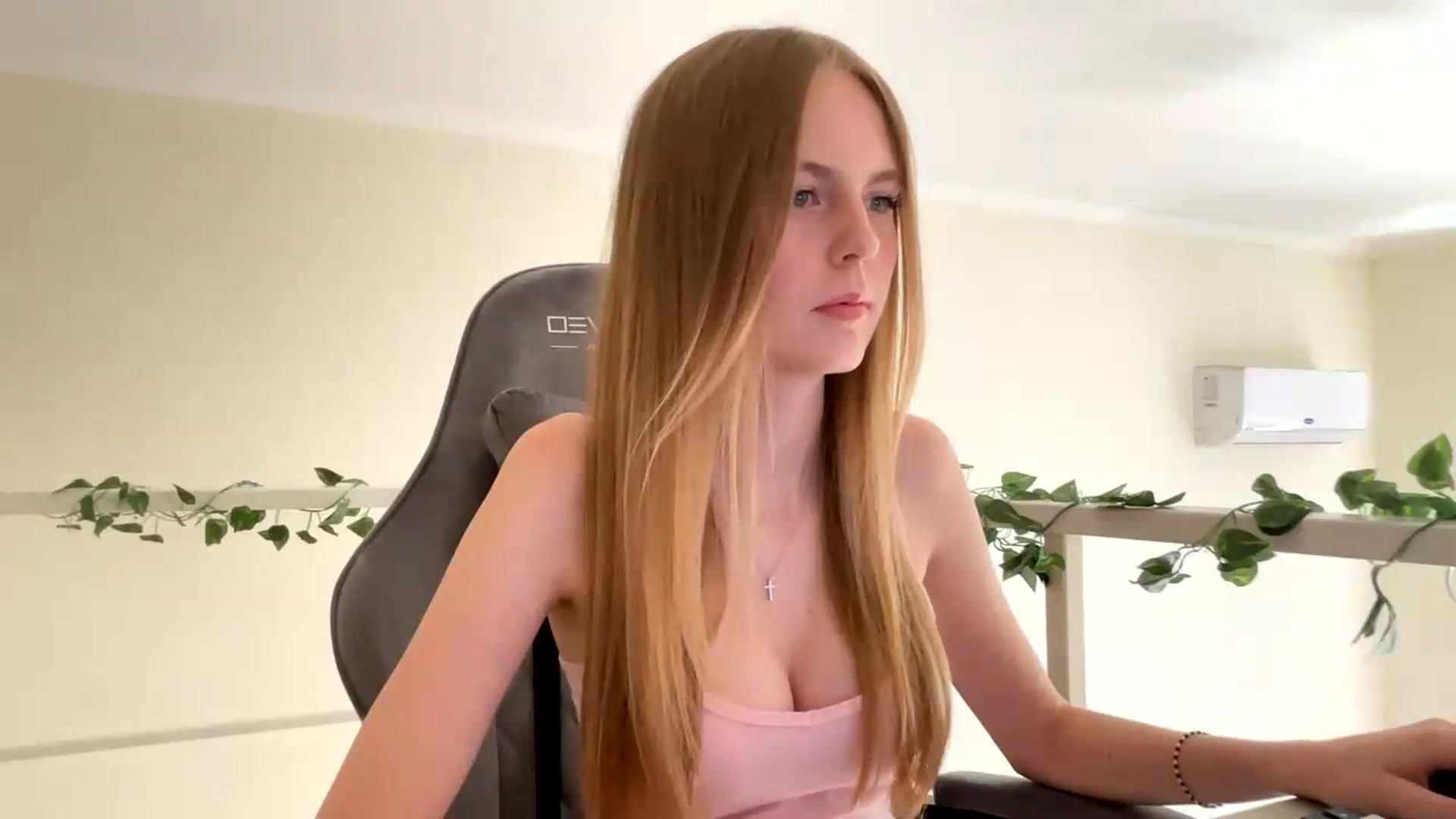 Gallery image thumbnail from SelinaMynx's myfreecams stream on, 06/16/2026, 08:59 image 17 of 20