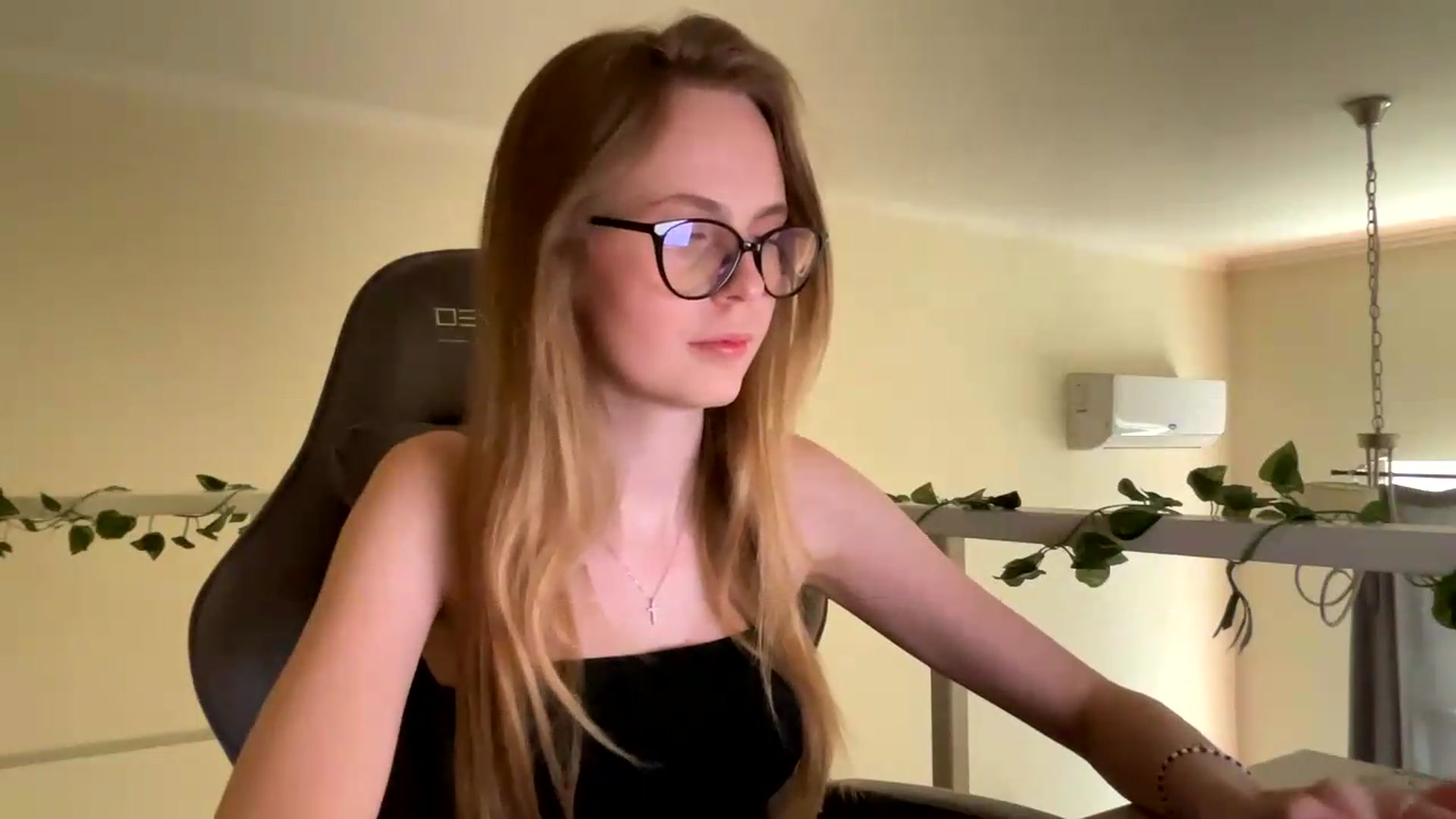 Gallery image thumbnail from SelinaMynx's myfreecams stream on, 06/20/2026, 10:50 image 17 of 20