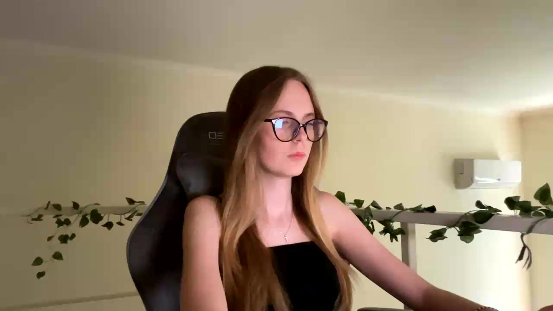 Gallery image thumbnail from SelinaMynx's myfreecams stream on, 06/20/2026, 14:00 image 13 of 20