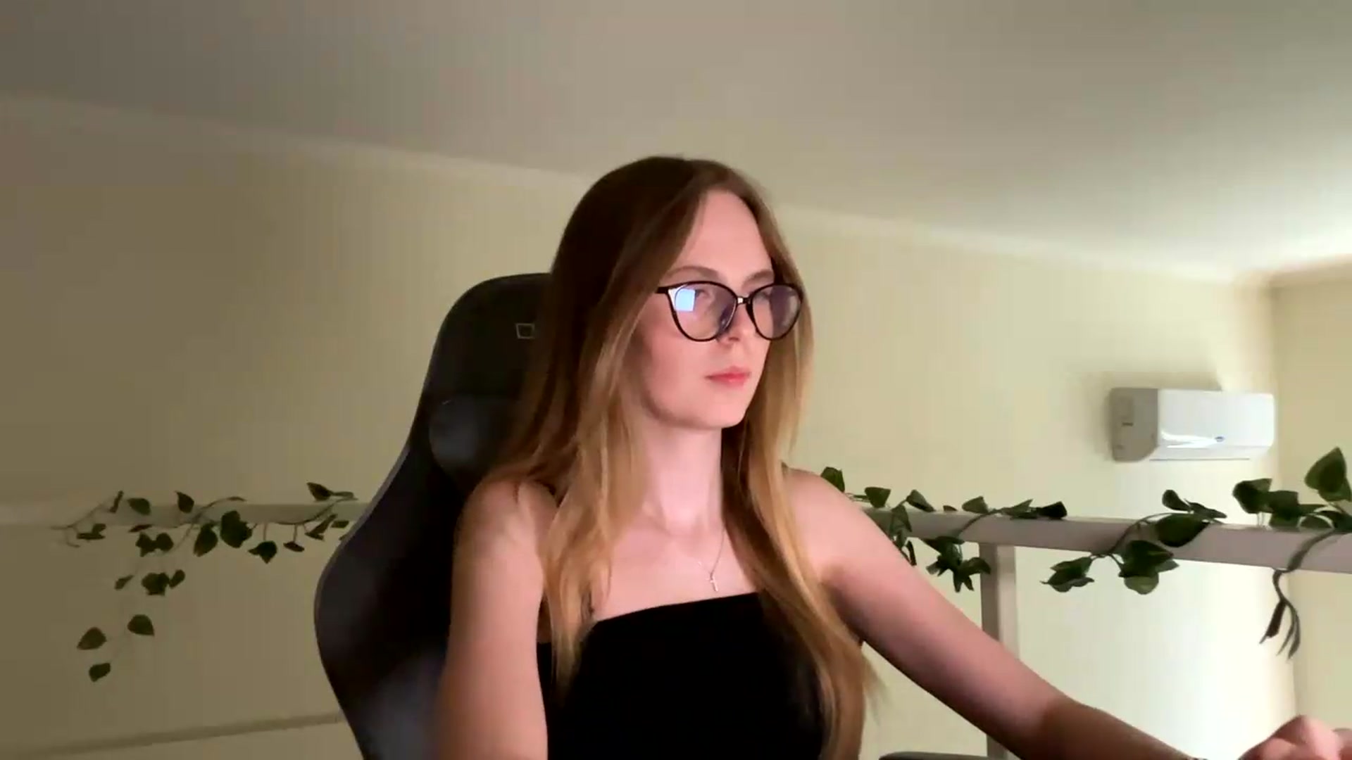 Gallery image thumbnail from SelinaMynx's myfreecams stream on, 06/20/2026, 14:00 image 9 of 20