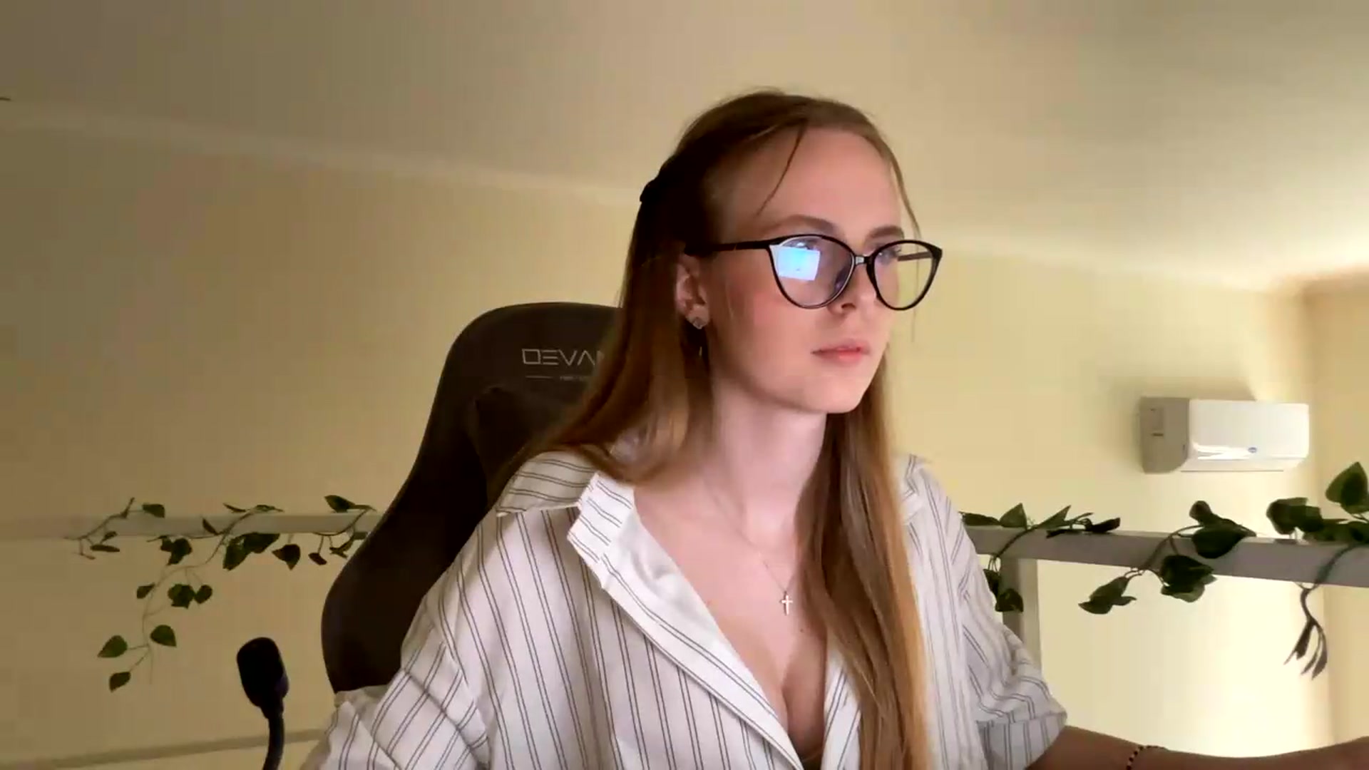 Gallery image thumbnail from SelinaMynx's myfreecams stream on, 06/22/2026, 10:44 image 4 of 20