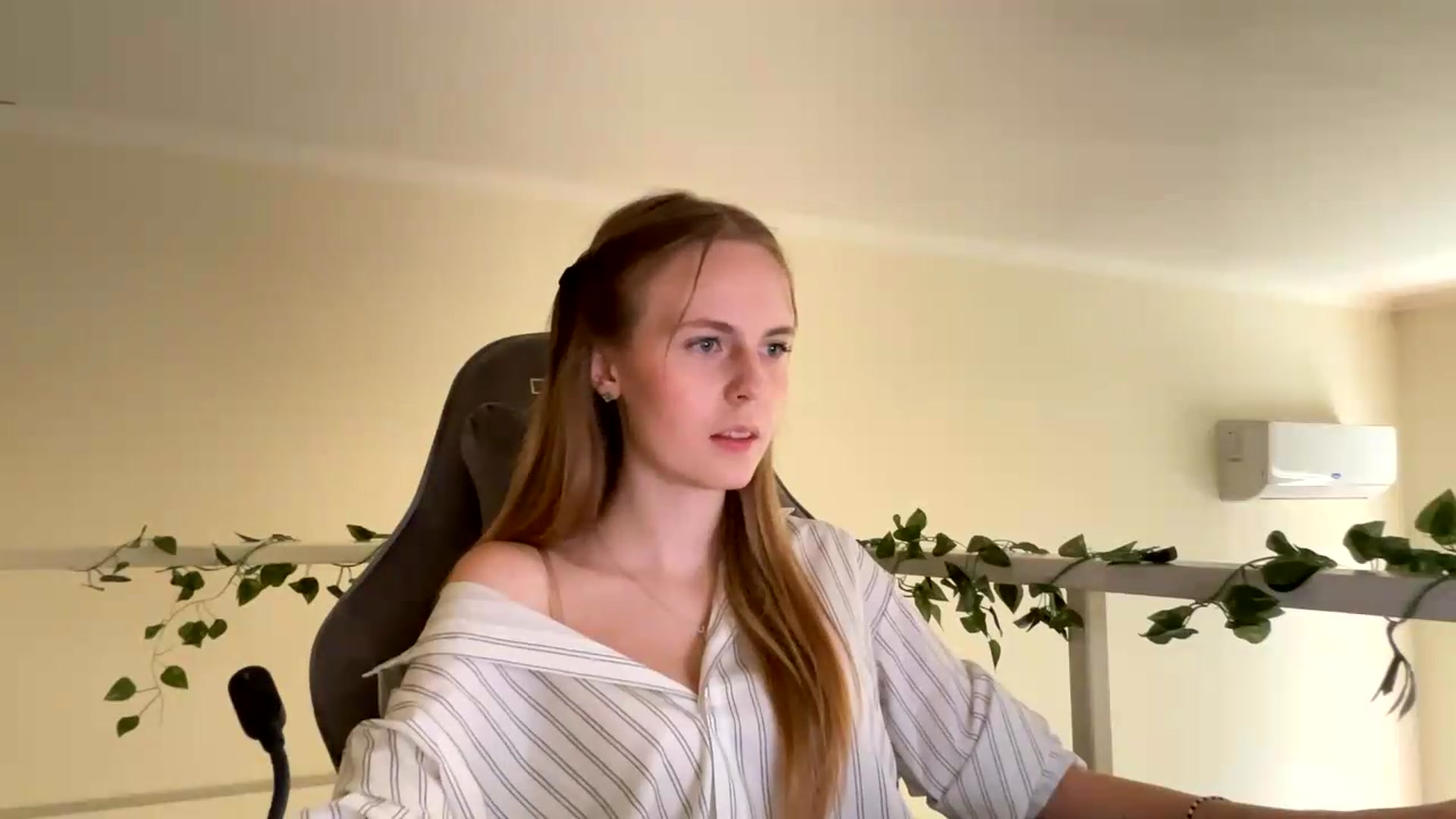Gallery image thumbnail from SelinaMynx's myfreecams stream on, 06/22/2026, 14:01 image 3 of 20