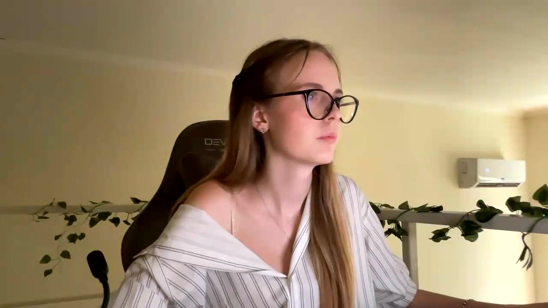 Gallery image thumbnail from SelinaMynx's myfreecams stream on, 06/22/2026, 14:01 image 13 of 20