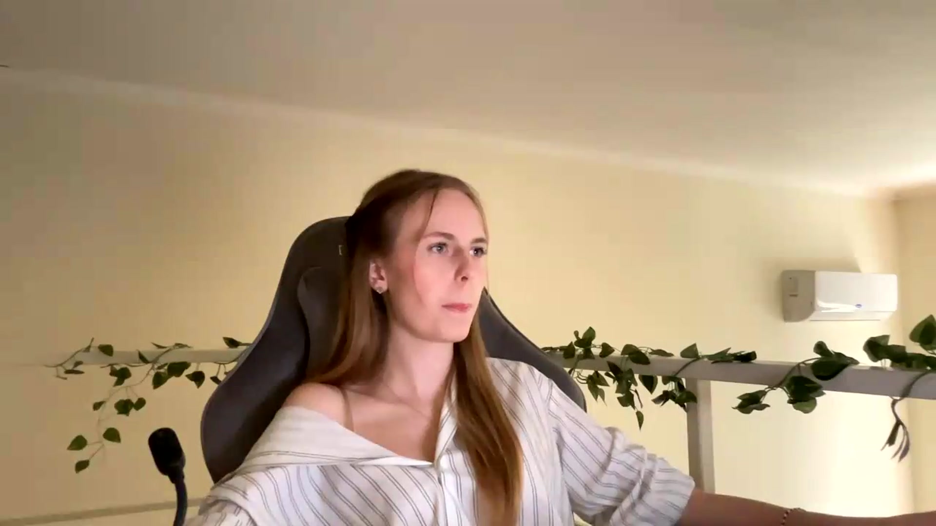 Gallery image thumbnail from SelinaMynx's myfreecams stream on, 06/22/2026, 14:01 image 16 of 20