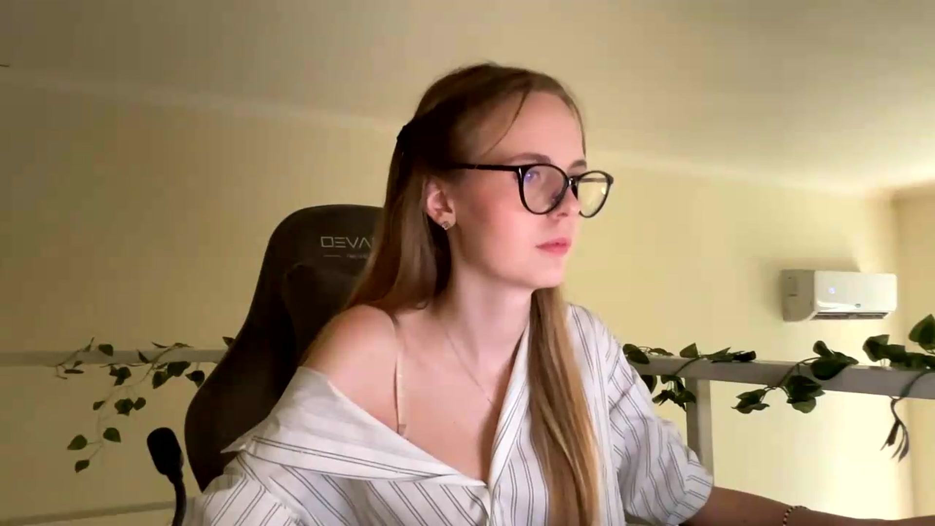 Gallery image thumbnail from SelinaMynx's myfreecams stream on, 06/22/2026, 14:01 image 11 of 20