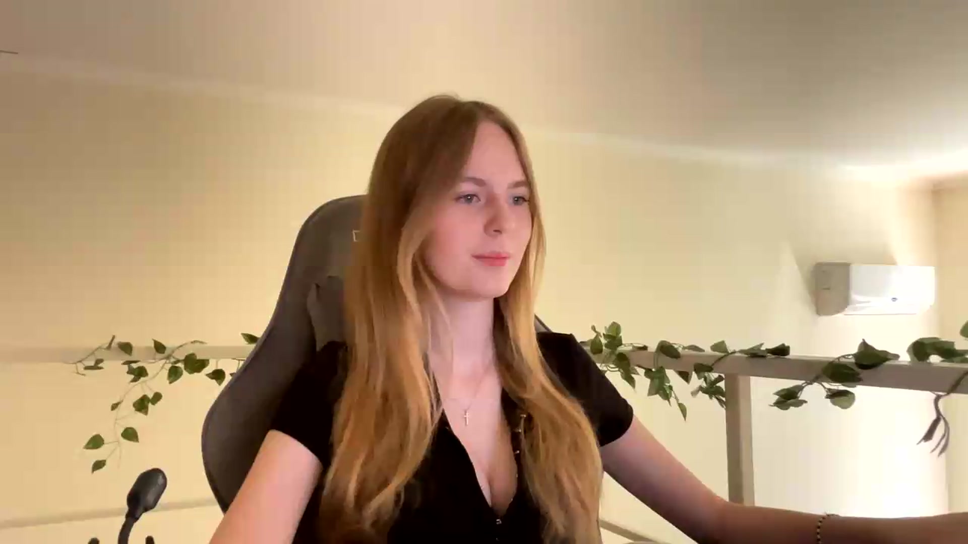 Gallery image thumbnail from SelinaMynx's myfreecams stream on, 06/24/2026, 08:35 image 16 of 20
