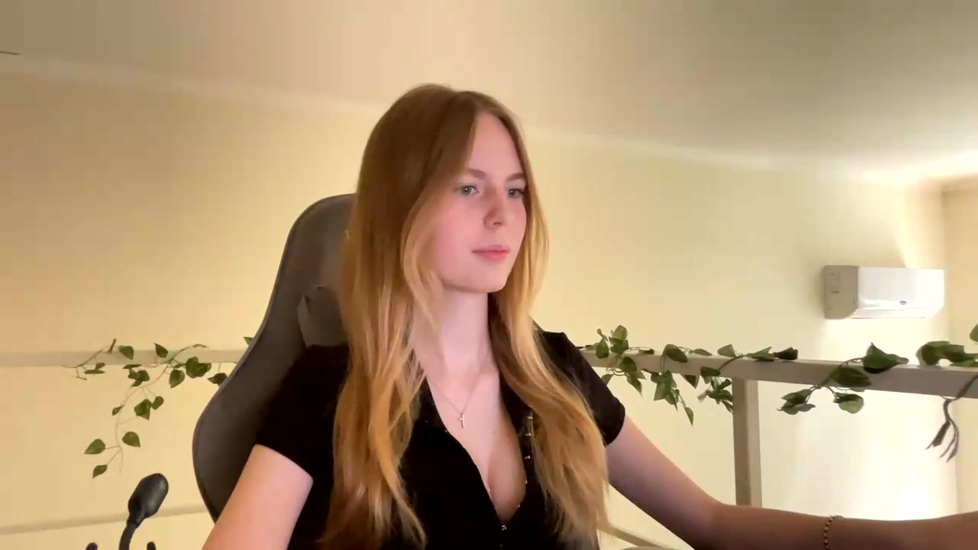 Gallery image thumbnail from SelinaMynx's myfreecams stream on, 06/24/2026, 08:35 image 4 of 20