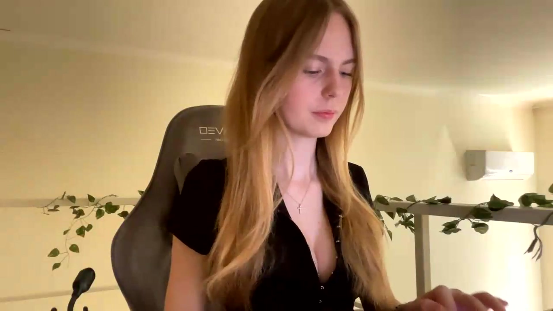 Gallery image thumbnail from SelinaMynx's myfreecams stream on, 06/24/2026, 08:35 image 19 of 20