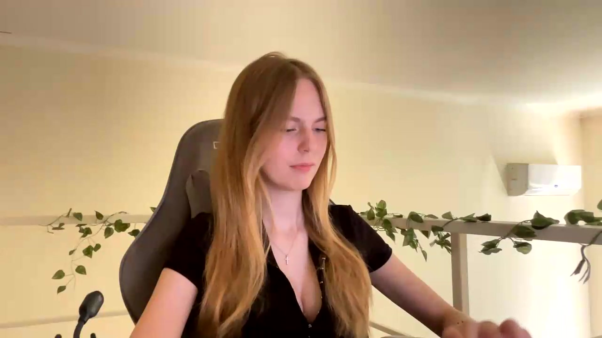 Gallery image thumbnail from SelinaMynx's myfreecams stream on, 06/24/2026, 08:35 image 15 of 20