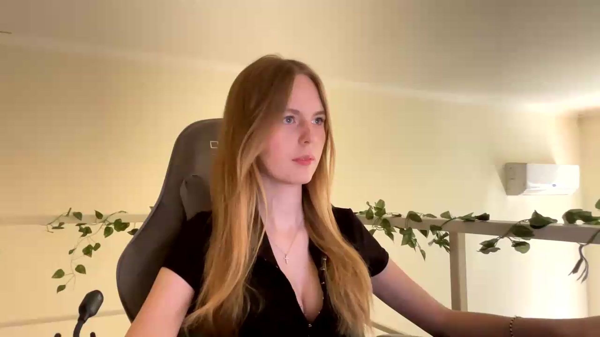 Gallery image thumbnail from SelinaMynx's myfreecams stream on, 06/24/2026, 08:35 image 12 of 20