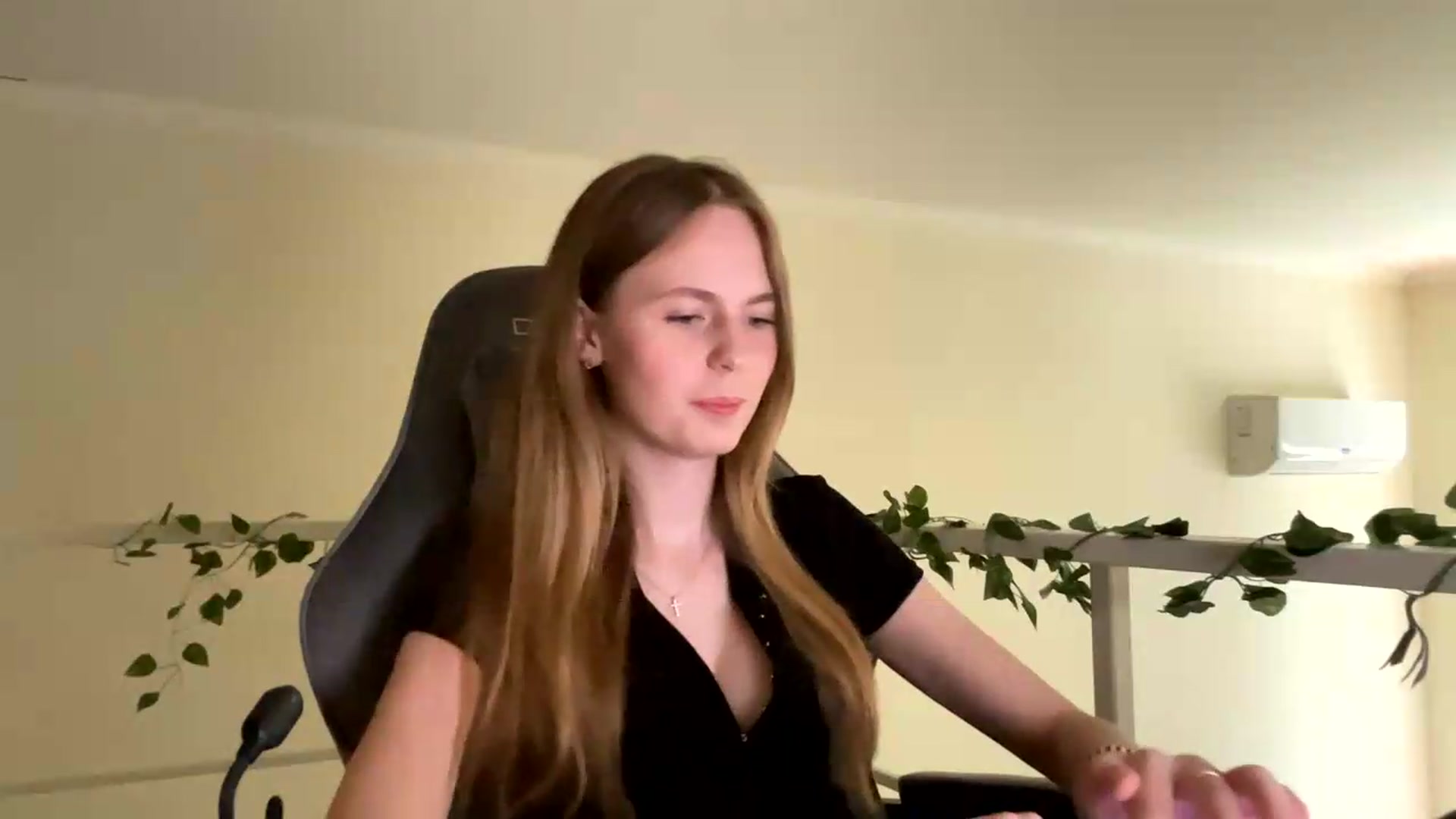 Gallery image thumbnail from SelinaMynx's myfreecams stream on, 06/24/2026, 10:01 image 10 of 20