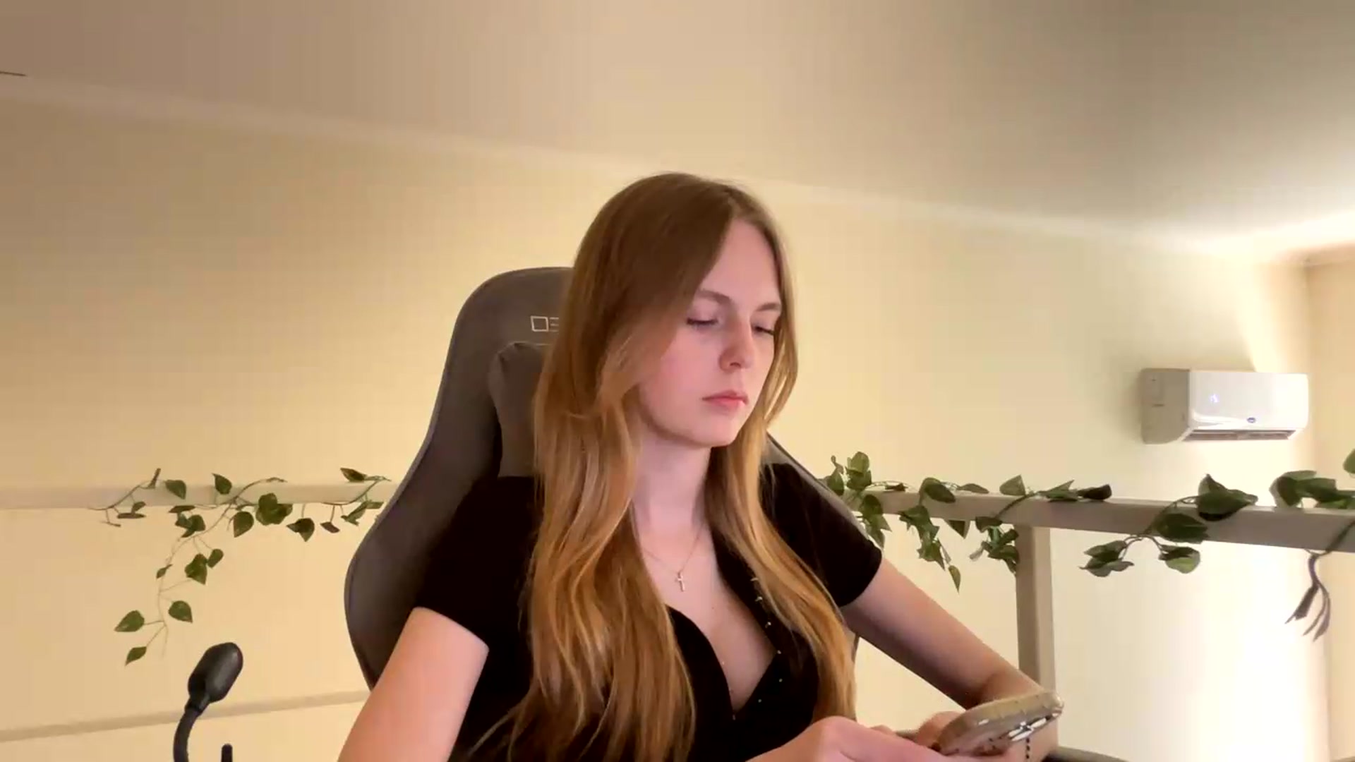 Gallery image thumbnail from SelinaMynx's myfreecams stream on, 06/24/2026, 10:32 image 19 of 20