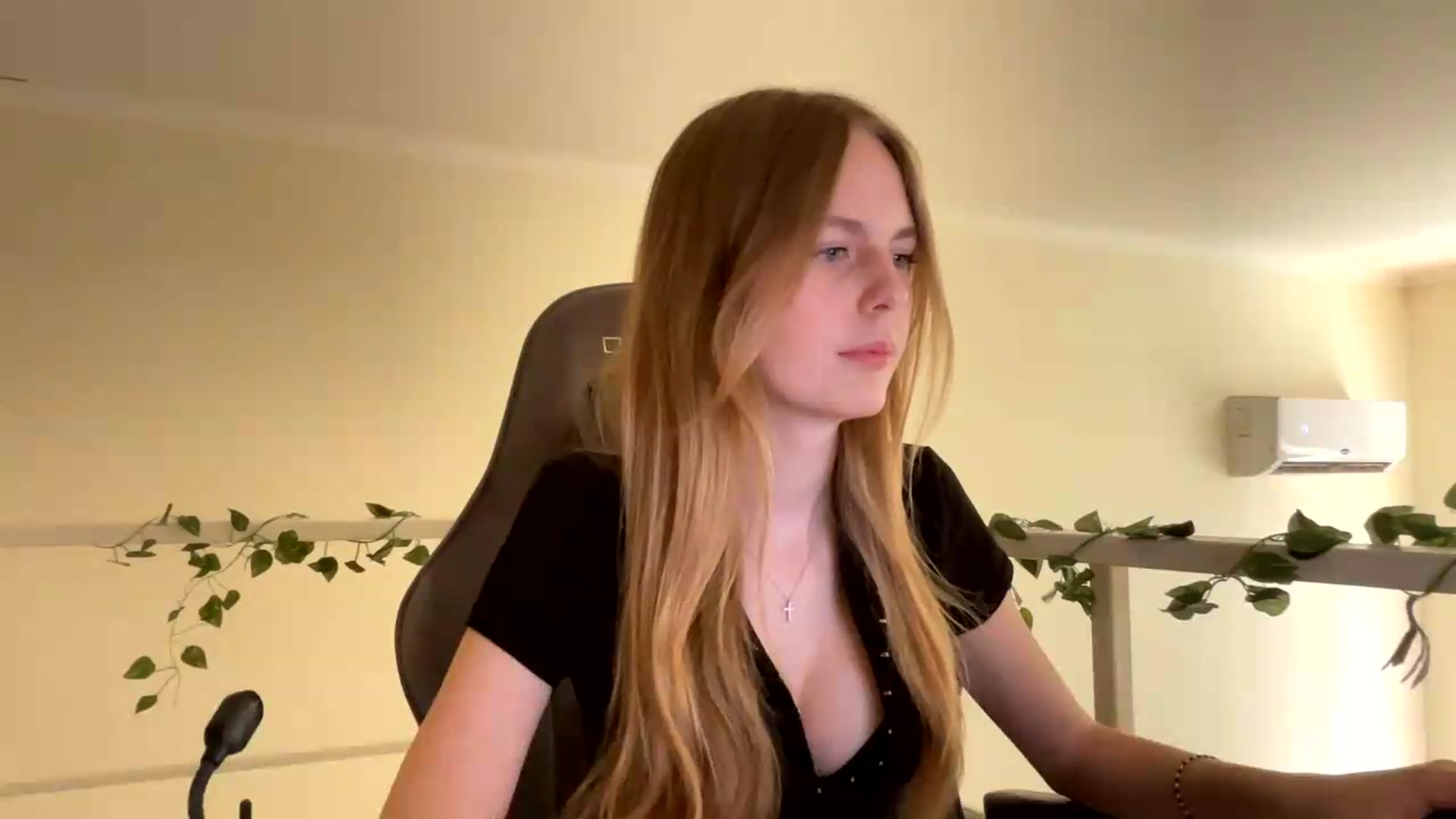 Gallery image thumbnail from SelinaMynx's myfreecams stream on, 06/24/2026, 10:32 image 6 of 20