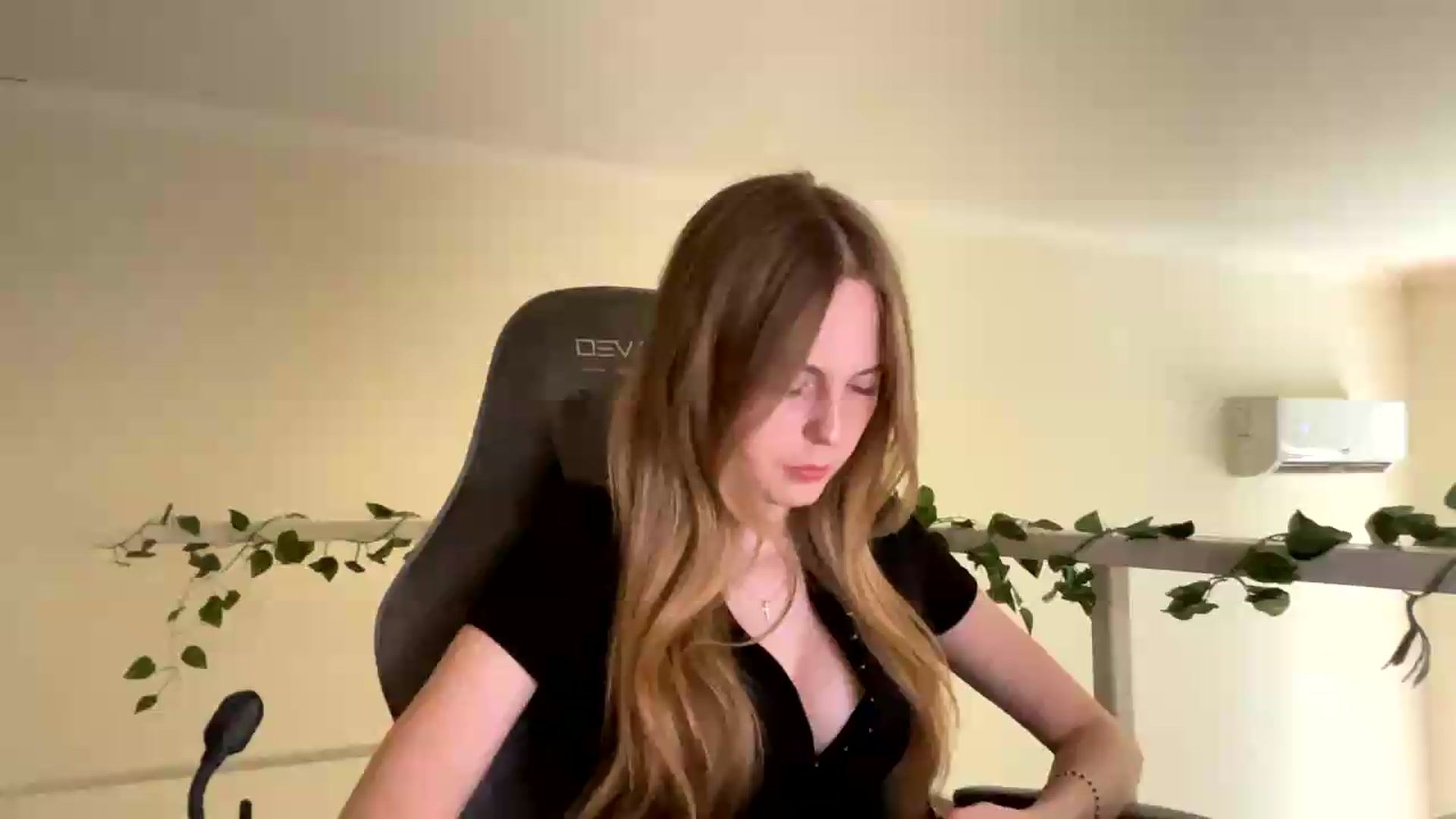 Gallery image thumbnail from SelinaMynx's myfreecams stream on, 06/24/2026, 10:32 image 1 of 20