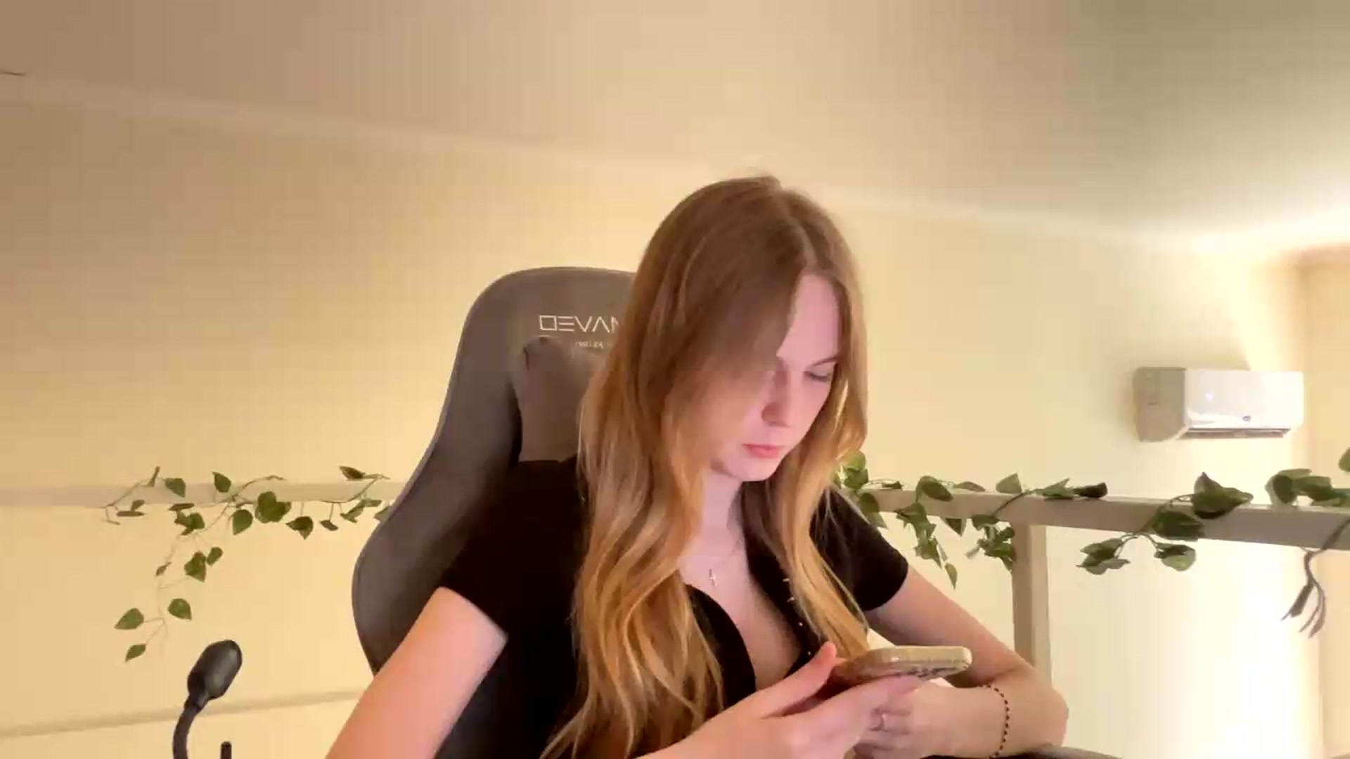 Gallery image thumbnail from SelinaMynx's myfreecams stream on, 06/24/2026, 10:32 image 17 of 20