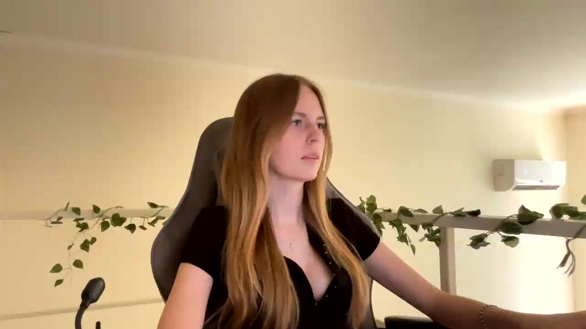 Gallery image thumbnail from SelinaMynx's myfreecams stream on, 06/24/2026, 10:32 image 18 of 20