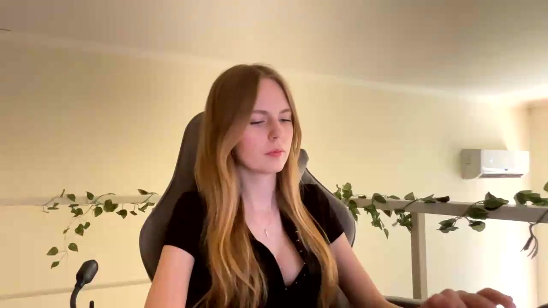 Gallery image thumbnail from SelinaMynx's myfreecams stream on, 06/24/2026, 10:32 image 14 of 20