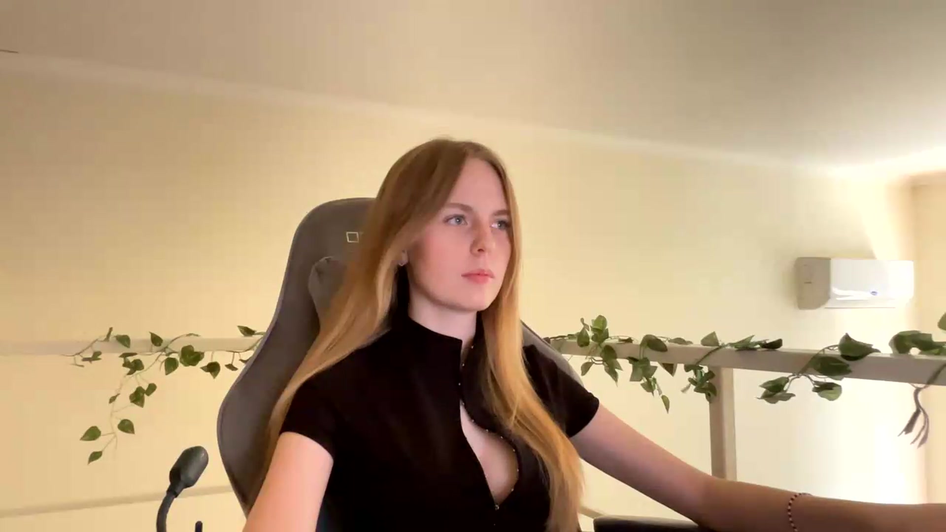 Gallery image thumbnail from SelinaMynx's myfreecams stream on, 06/24/2026, 11:30 image 15 of 20