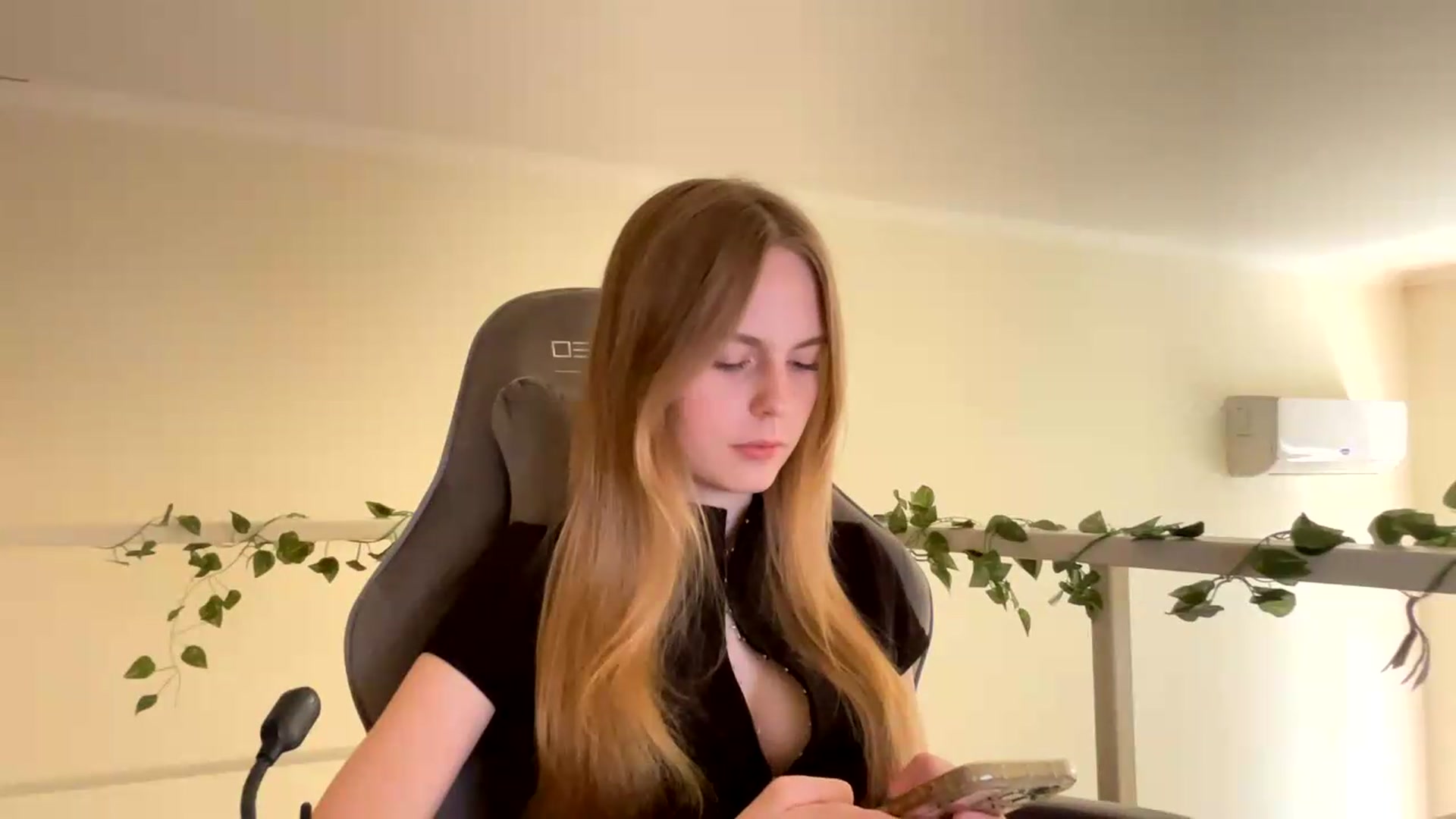 Gallery image thumbnail from SelinaMynx's myfreecams stream on, 06/24/2026, 11:30 image 13 of 20
