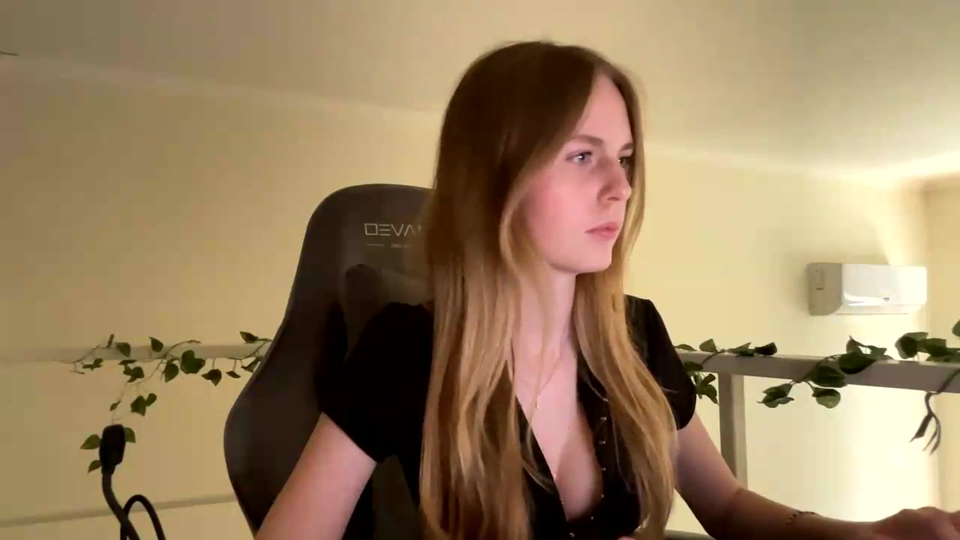 Gallery image thumbnail from SelinaMynx's myfreecams stream on, 06/24/2026, 13:28 image 16 of 20