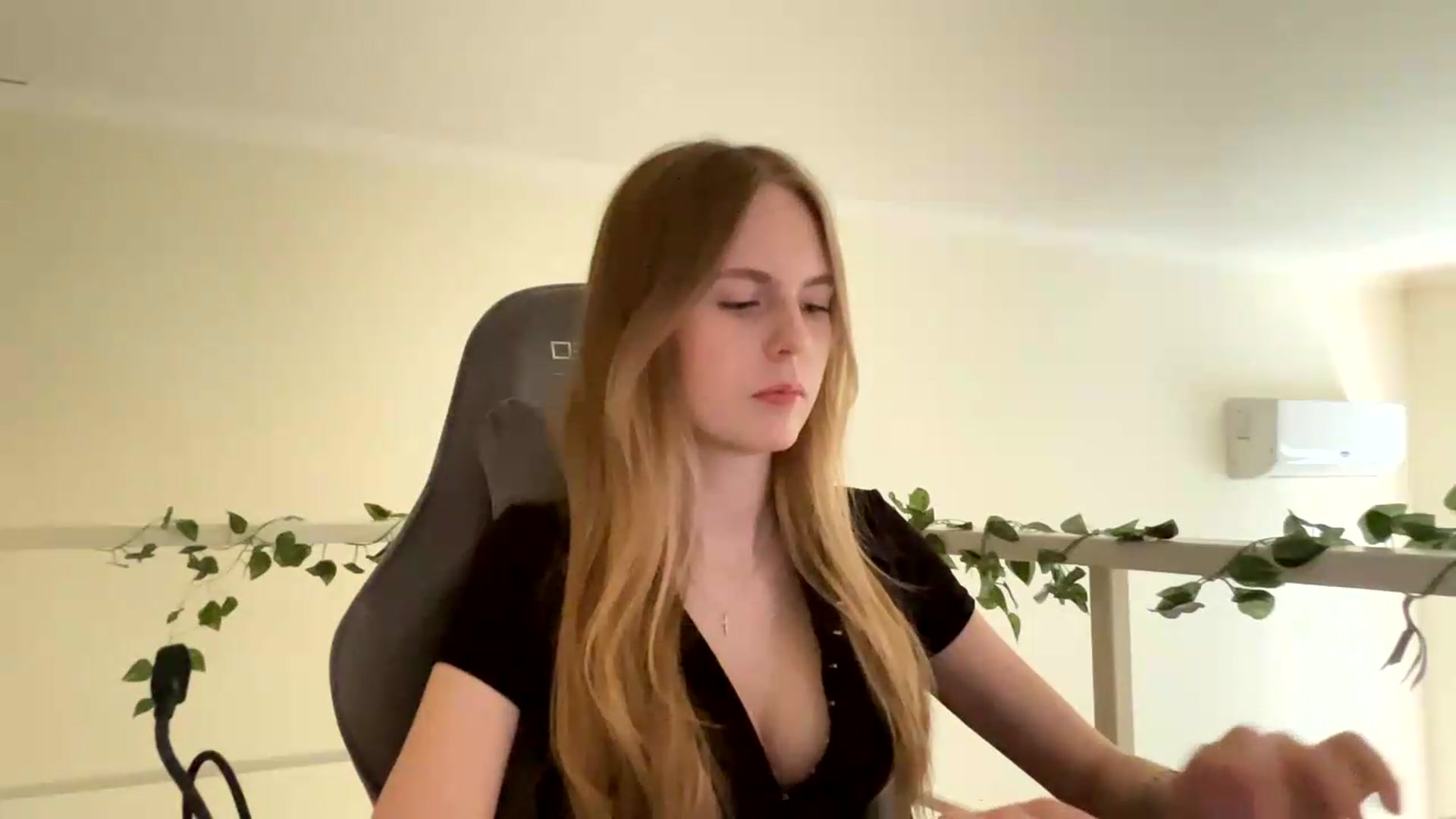 Gallery image thumbnail from SelinaMynx's myfreecams stream on, 06/24/2026, 13:28 image 7 of 20