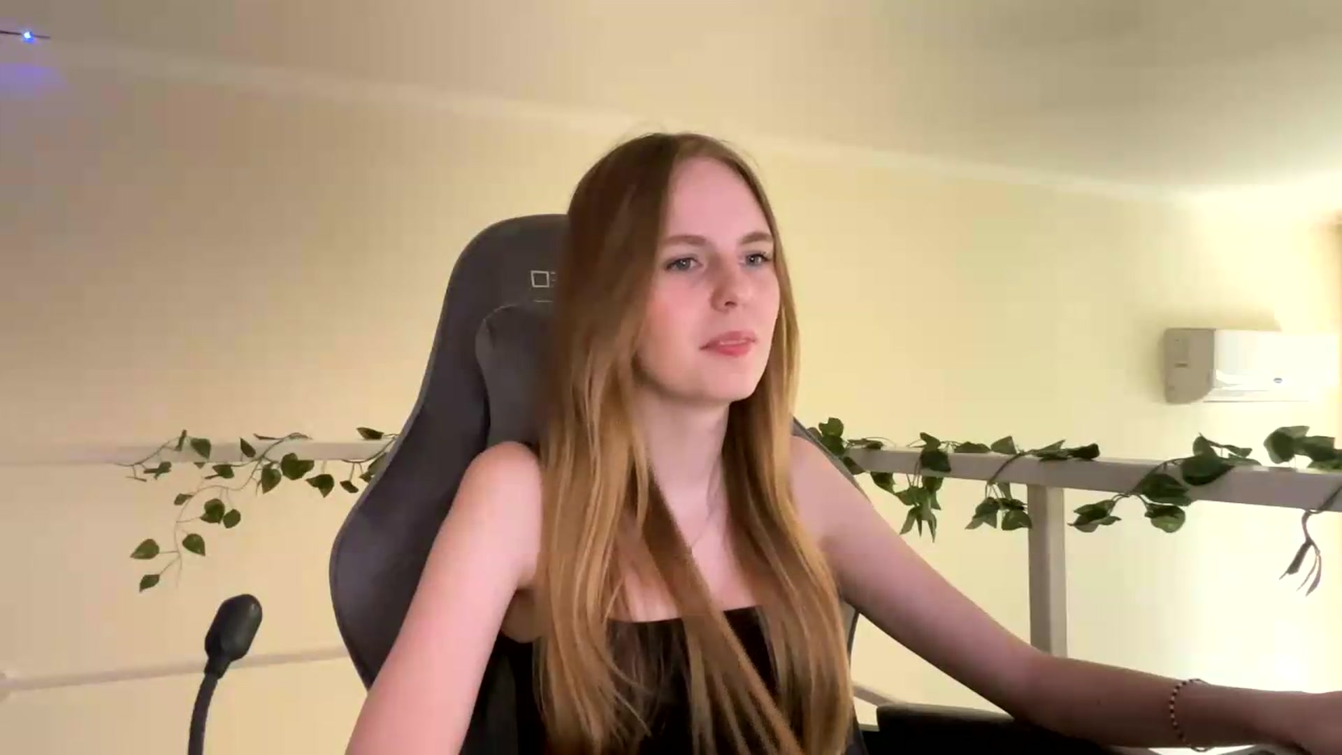 Gallery image thumbnail from SelinaMynx's myfreecams stream on, 06/25/2026, 12:25 image 15 of 20