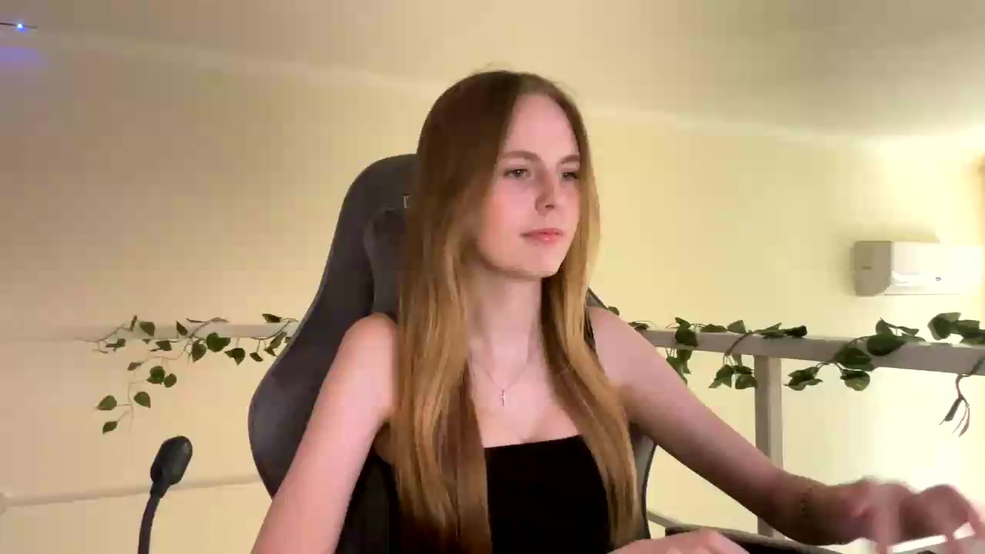 Gallery image thumbnail from SelinaMynx's myfreecams stream on, 06/25/2026, 12:25 image 14 of 20