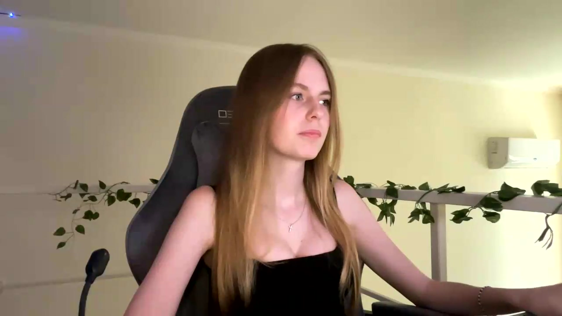 Gallery image thumbnail from SelinaMynx's myfreecams stream on, 06/25/2026, 13:01 image 17 of 20