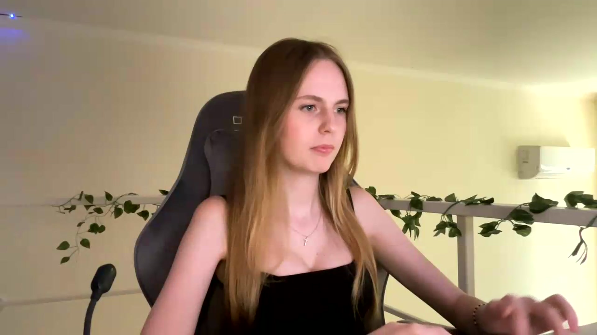Gallery image thumbnail from SelinaMynx's myfreecams stream on, 06/25/2026, 13:01 image 14 of 20