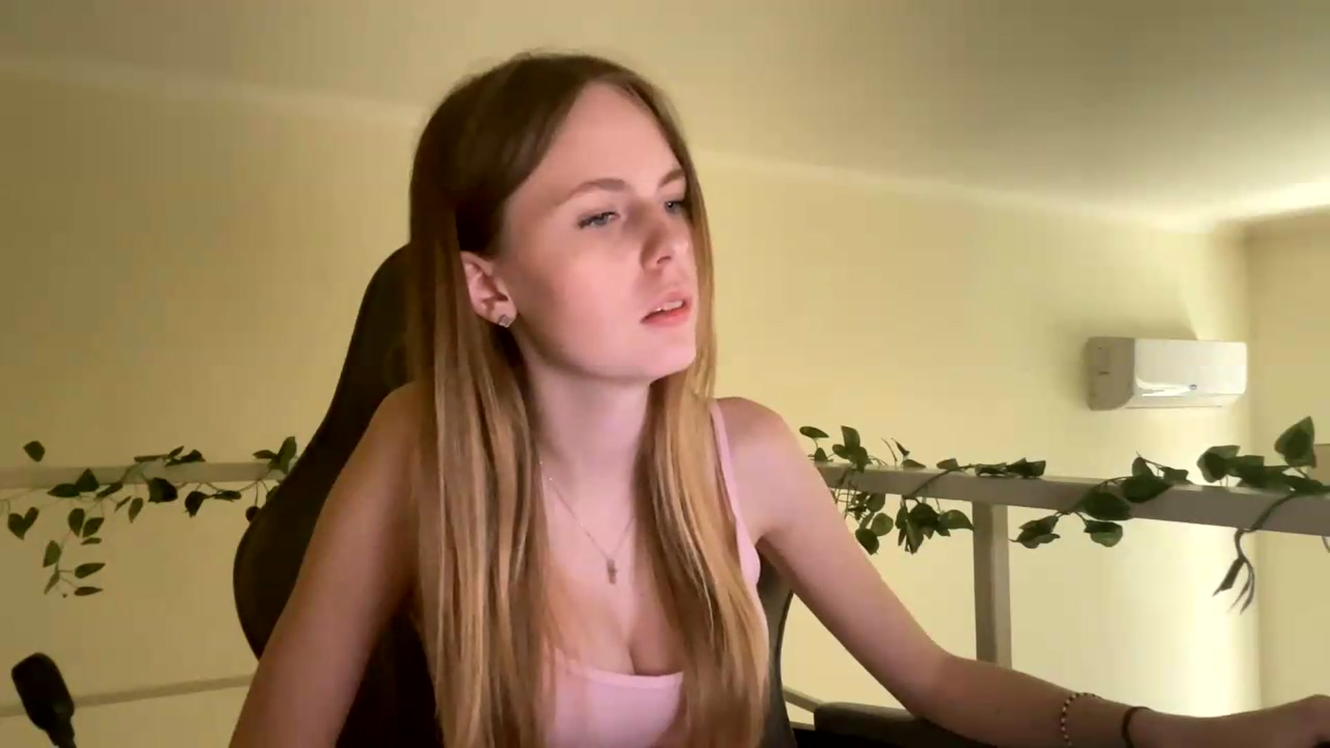 Gallery image thumbnail from SelinaMynx's myfreecams stream on, 07/04/2026, 13:04 image 17 of 20