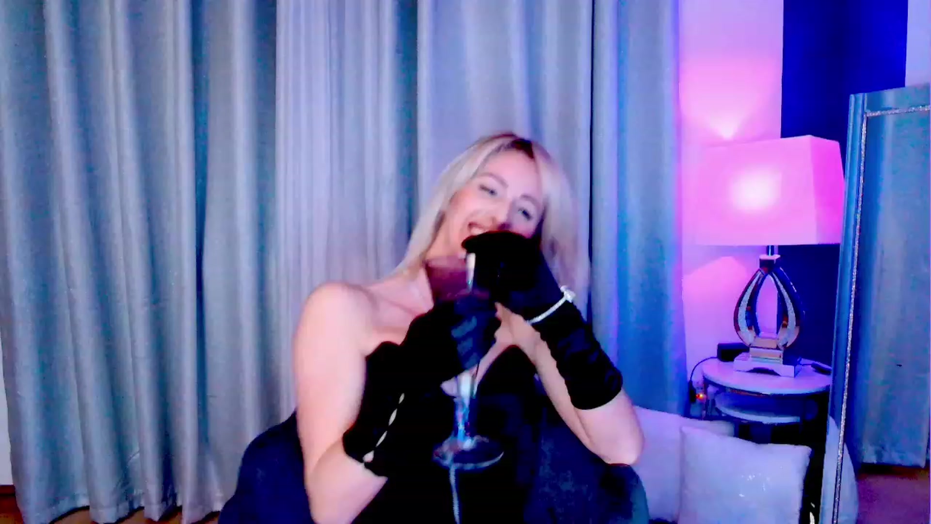 Gallery image thumbnail from SelinaRose's myfreecams stream on, 12/01/2023, 22:22 image 14 of 20