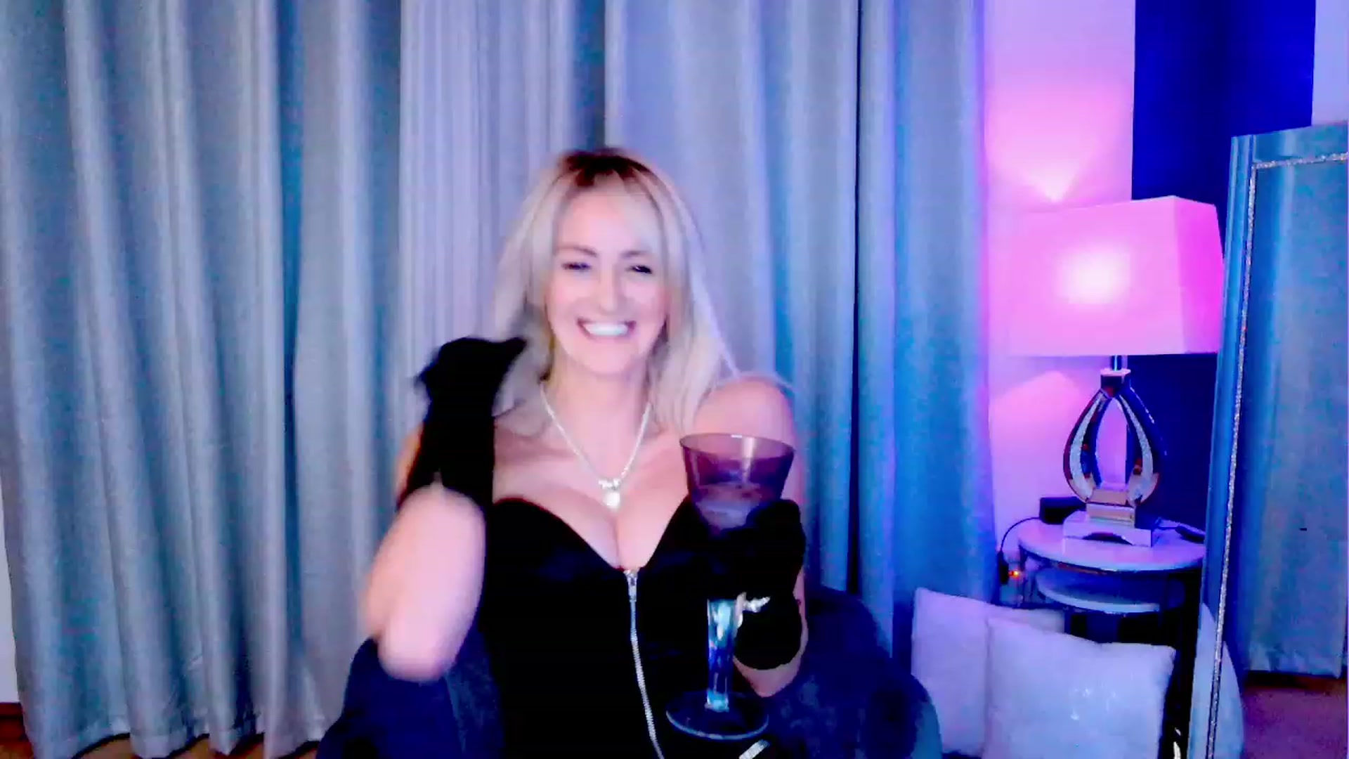Gallery image thumbnail from SelinaRose's myfreecams stream on, 12/01/2023, 22:22 image 12 of 20