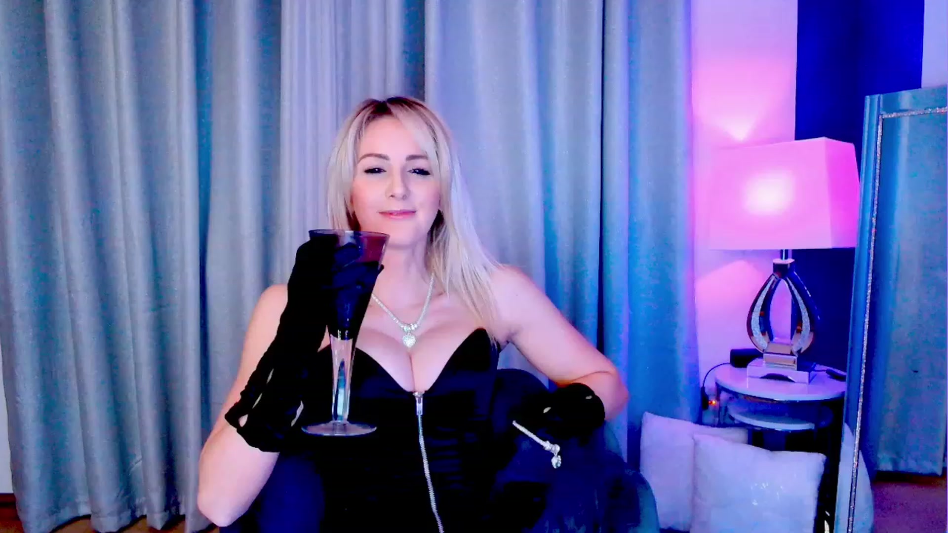 Gallery image thumbnail from SelinaRose's myfreecams stream on, 12/01/2023, 22:22 image 15 of 20