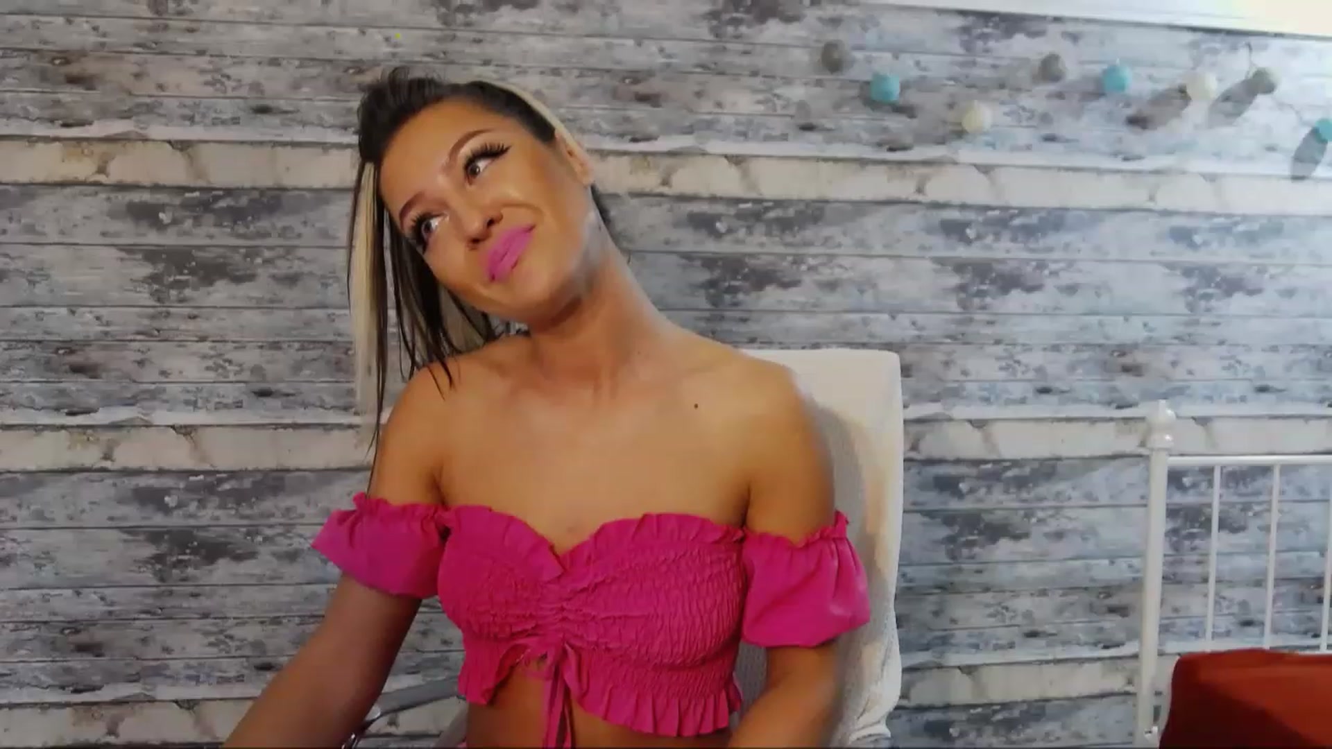 Gallery image thumbnail from SelinneTess's myfreecams stream on, 11/22/2022, 16:47 image 8 of 20