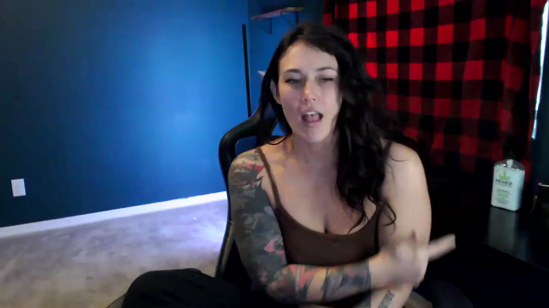 Gallery image thumbnail from Semperfuckme's myfreecams stream on, 02/18/2023, 18:35 image 2 of 20