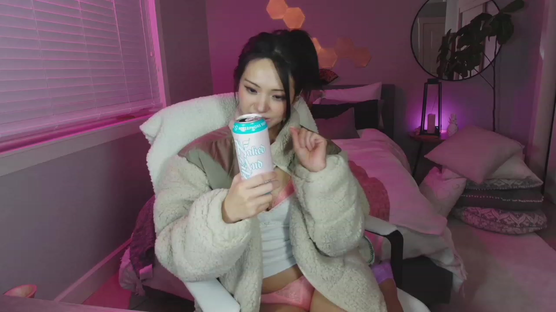 Gallery image thumbnail from SendTacoMoney's myfreecams stream on, 03/08/2023, 05:44 image 17 of 20
