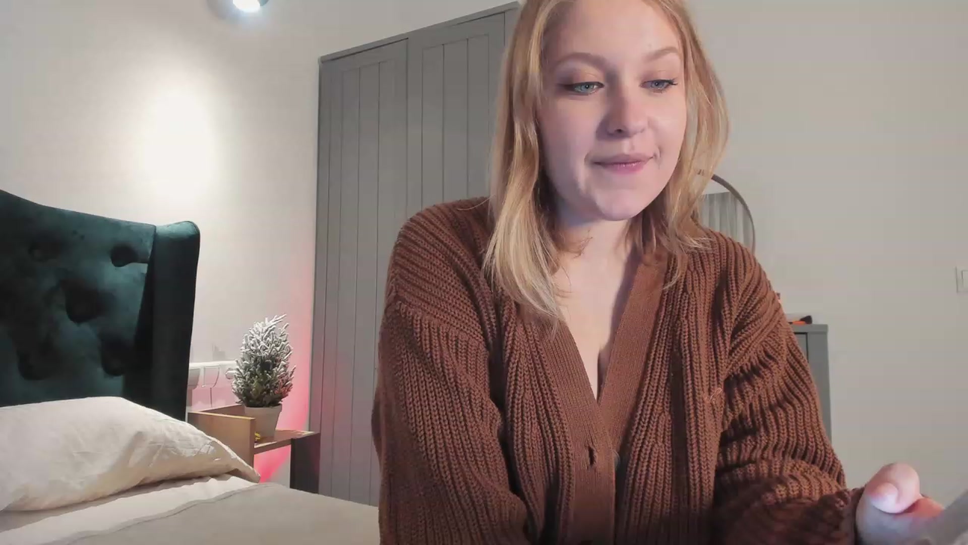Gallery image thumbnail from SensualAdict's myfreecams stream on, 12/01/2022, 15:40 image 2 of 20